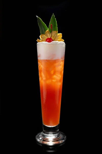 Cocktail Singapore Sling Sobre Fundo Preto Coquetel Tropical — Fotografia de Stock