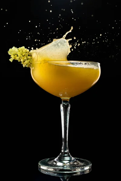 Alkoholcocktail Daiquiri Med Mango Mango Margarita Frappe Med Stänk Svart — Stockfoto