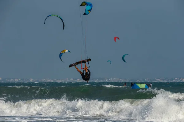 Kitesurfer Springt Mit Kiteboard Übergang Und Wirft Das Brett Hoch — Stockfoto