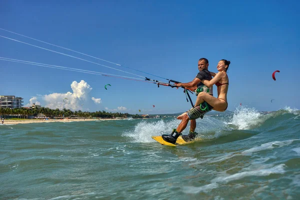 Belo Casal Num Tabuleiro Pipa Woman Riding Kite Surfista Back — Fotografia de Stock