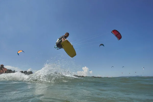 Kite Surfer Rjumps Met Kiteboard Overgang Gooit Het Bord — Stockfoto