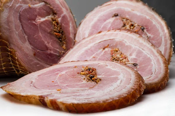 Rouleau Porc Fumé Aux Épices Chili Isolé Sur Fond Blanc Photos De Stock Libres De Droits