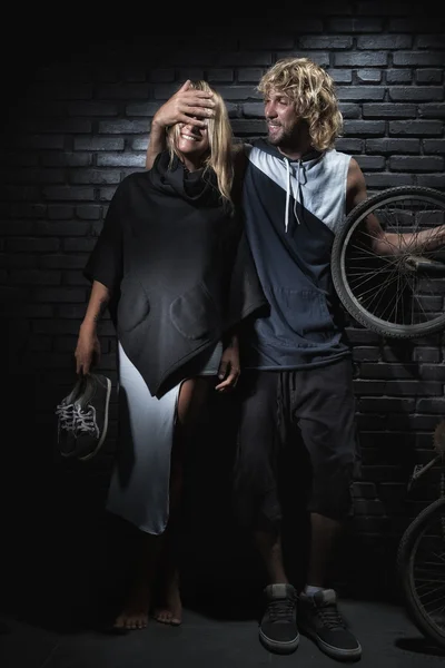 Par stående med cykel — Stockfoto