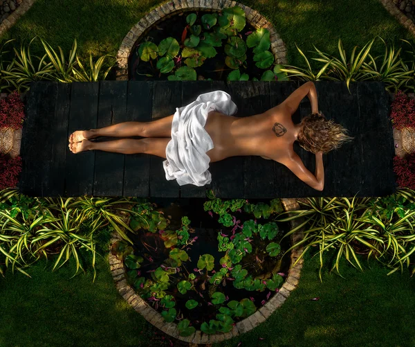 Женщина в салоне естественного спа — стоковое фото