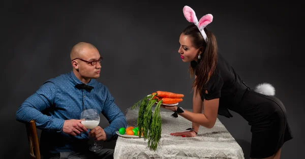 Kvinna i kanin kostym utfodring pojkvän — Stockfoto