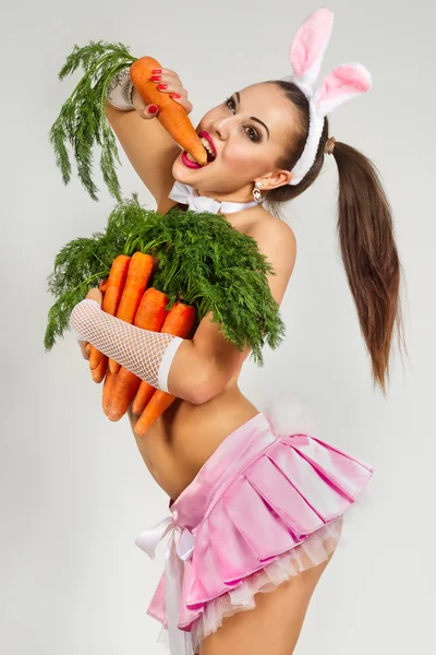 Mujer en traje de conejo — Foto de Stock