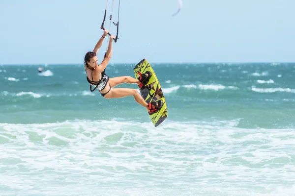 Kvinnan kite-surfare Rider i blått hav — Stockfoto