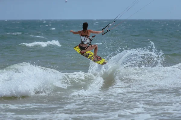 Vista trasera del kite-surfista femenino en el mar —  Fotos de Stock