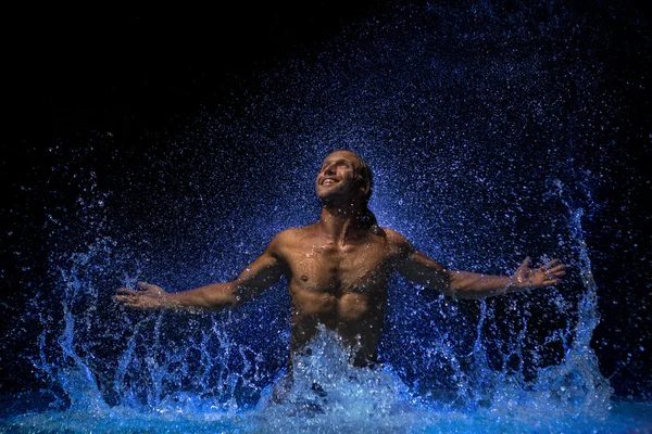 Uomo in acqua sotto la pioggia — Foto Stock