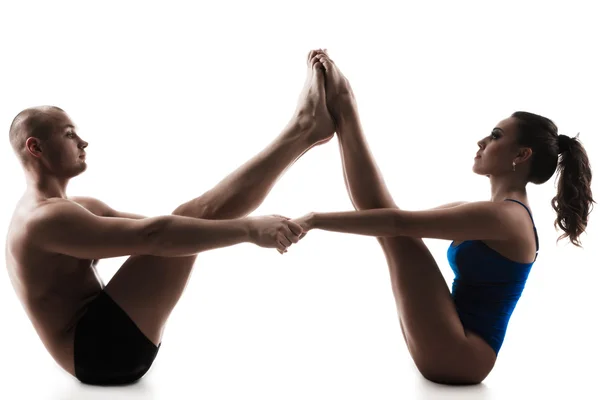 Coppia che fa yoga nauka asana — Foto Stock
