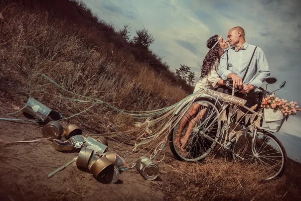 Damat ve gelin bisiklet üzerinde — Stok fotoğraf