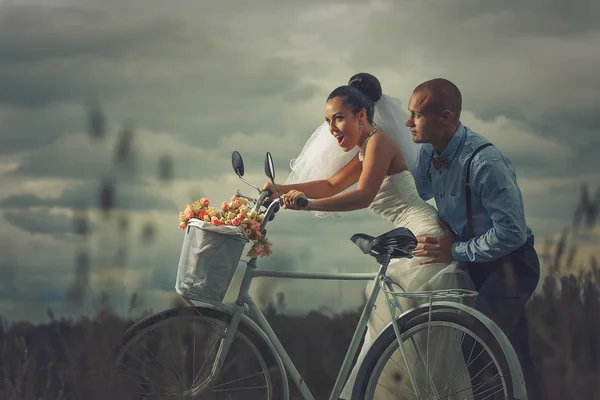 Bruden och brudgummen på cykel — Stockfoto