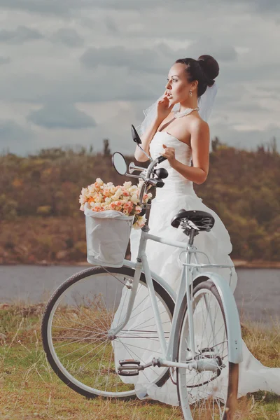 Bruid met fiets net getrouwd — Stockfoto