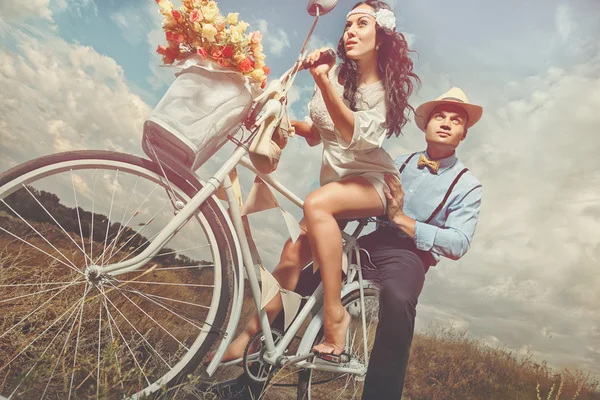 Bruid en bruidegom op een fiets — Stockfoto