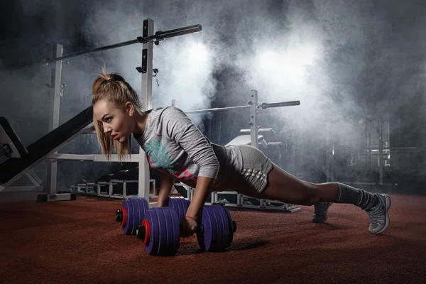 Woman pushing up on floor — Stock Photo, Image