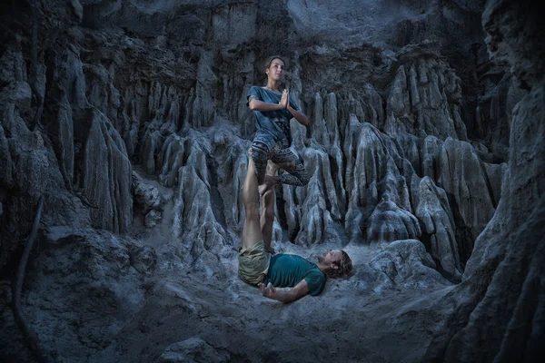 Mulher e homem fazendo acro ioga — Fotografia de Stock