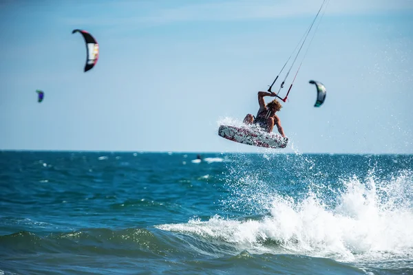 Knappe man kitesurfen — Stockfoto