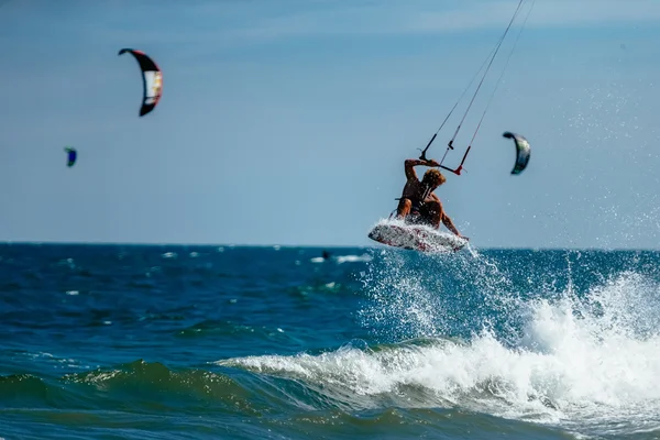 Schöner Mann Kitesurfen — Stockfoto