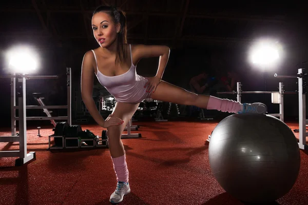 Perempuan berolahraga dengan bola pilates — Stok Foto