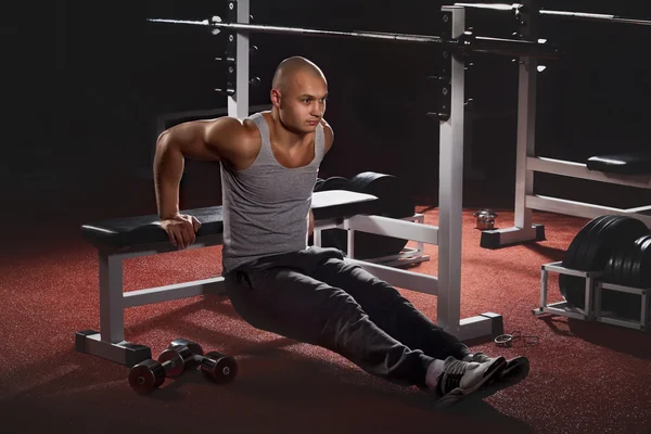 Treinamento de fisiculturista em clube de fitness — Fotografia de Stock