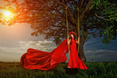 Salıncak üzerinde Kırmızılı kadın