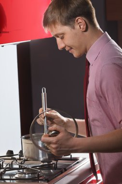 Aç adam mutfakta