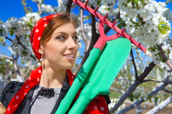 Mujer trabajando en el jardín — Foto de Stock