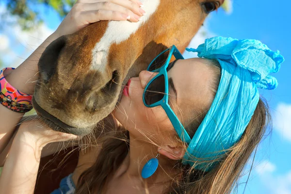 Junge Frau mit Pferd — Stockfoto