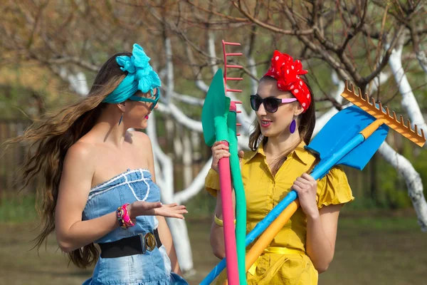 Les filles travaillant dans le jardin — Photo