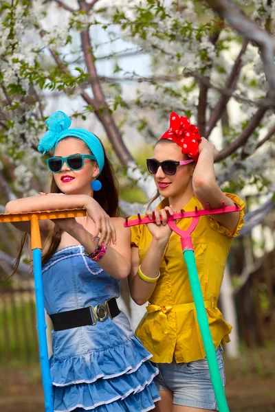 Giovani ragazze con rastrelli — Foto Stock