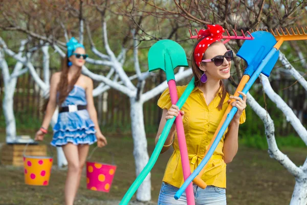 Girls working in garden — Stock Photo, Image