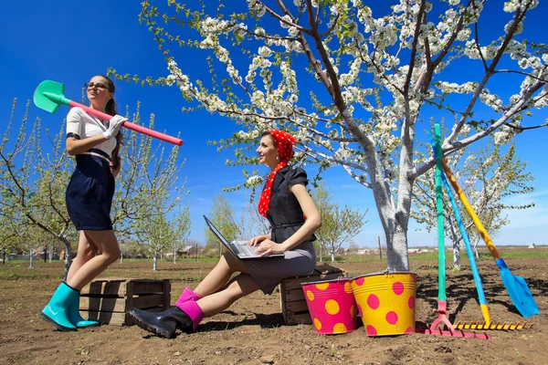 Dos chicas jóvenes en el jardín — Foto de Stock