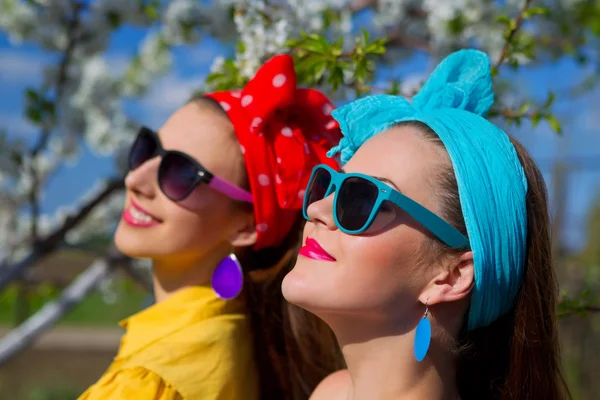 Giovani ragazze in giardino — Foto Stock