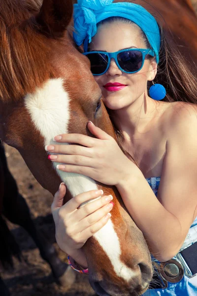Молода жінка з конем — стокове фото