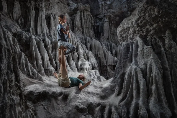 Kadın ve adam acro yoga yaparken — Stok fotoğraf