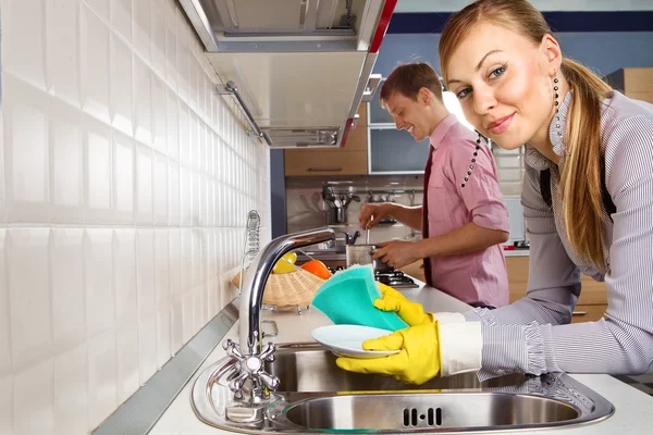 Romantisch paar in kitchen — Stockfoto