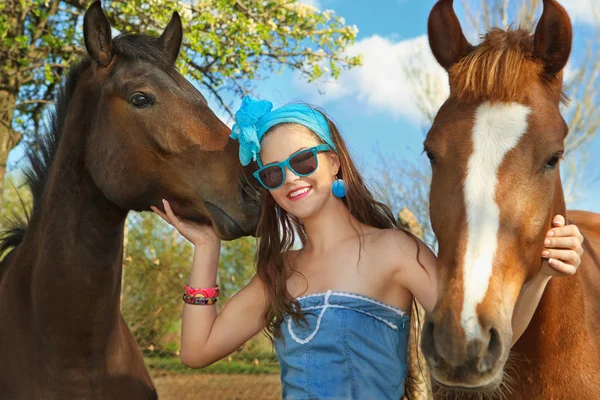 Giovane donna con cavalli — Foto Stock