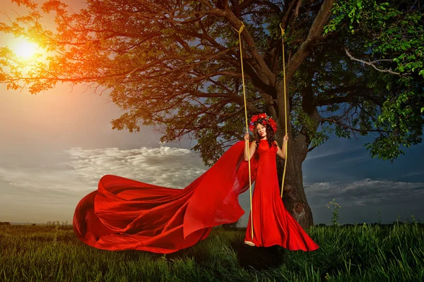 Frau in Rot auf Schaukel — Stockfoto