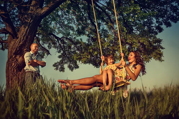 Menina e mãe no balanço — Fotografia de Stock