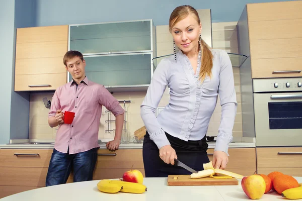 Roztomilá dvojice v kuchyni — Stock fotografie
