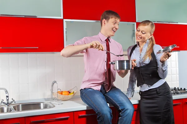 Casal romântico na cozinha — Fotografia de Stock