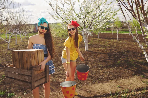 Två flickor som arbetar i trädgården — Stockfoto