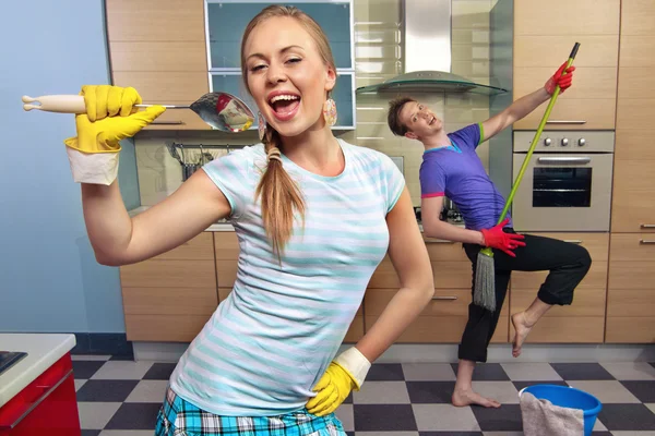 Funny couple in kitchen — Stock Photo, Image