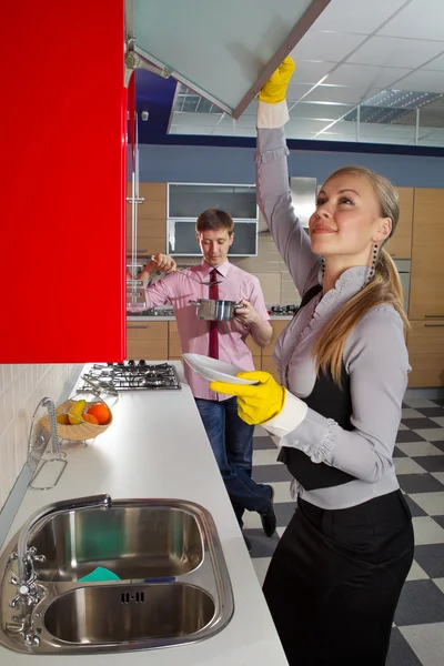 Casal romântico na cozinha — Fotografia de Stock