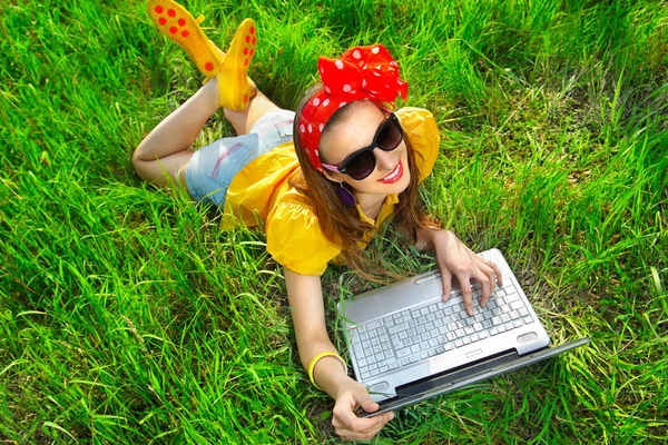 Stylowa kobieta za pomocą laptopa — Zdjęcie stockowe