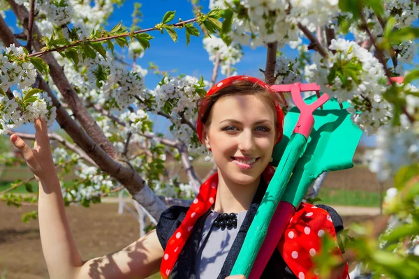 Donna che lavora in giardino — Foto Stock