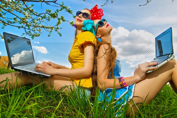 Dos chicas elegantes en el jardín —  Fotos de Stock