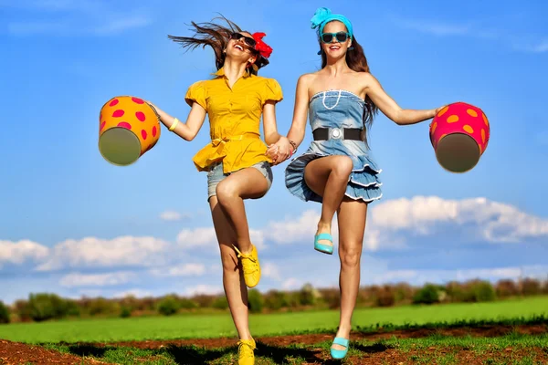 Chicas saltando con cubos — Foto de Stock