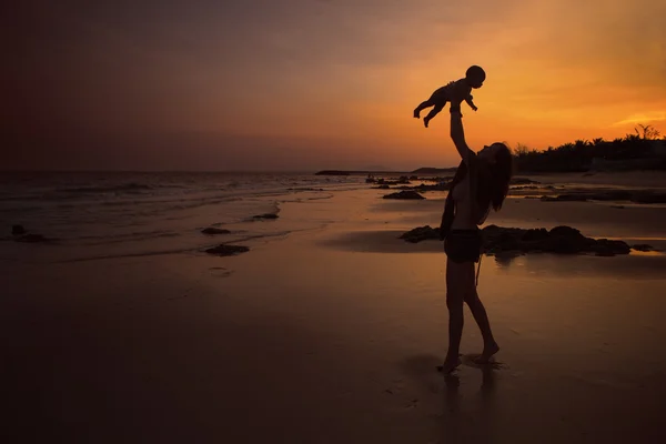 Мати і дитина на пляжі — стокове фото