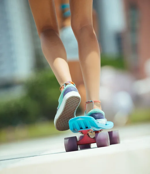 Женщины ноги на скейтборде — стоковое фото
